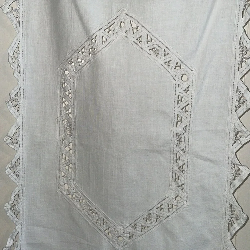 Keeco white cotton table runner with floral embroidery & Battenburg lace‎